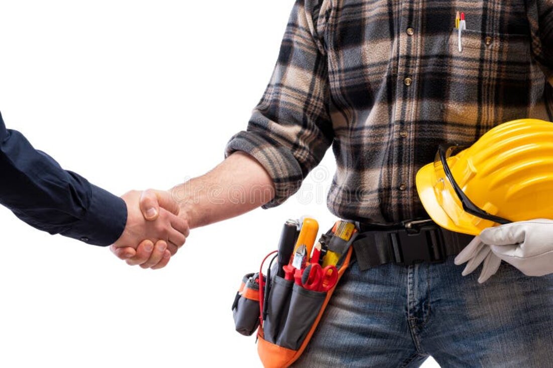 Técnico con cinturón de herramientas saludando de la mano