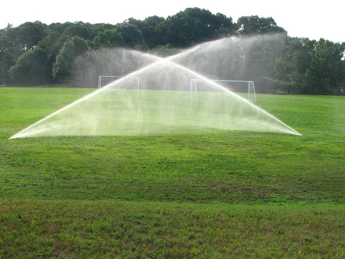 Aspersores regando un área verde extensa