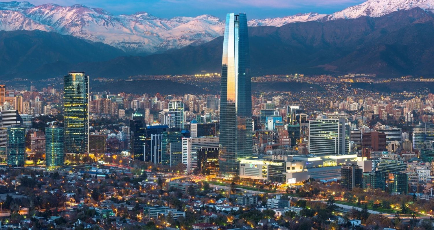 Santiago de Chile con la cordillera de los Andes nevada